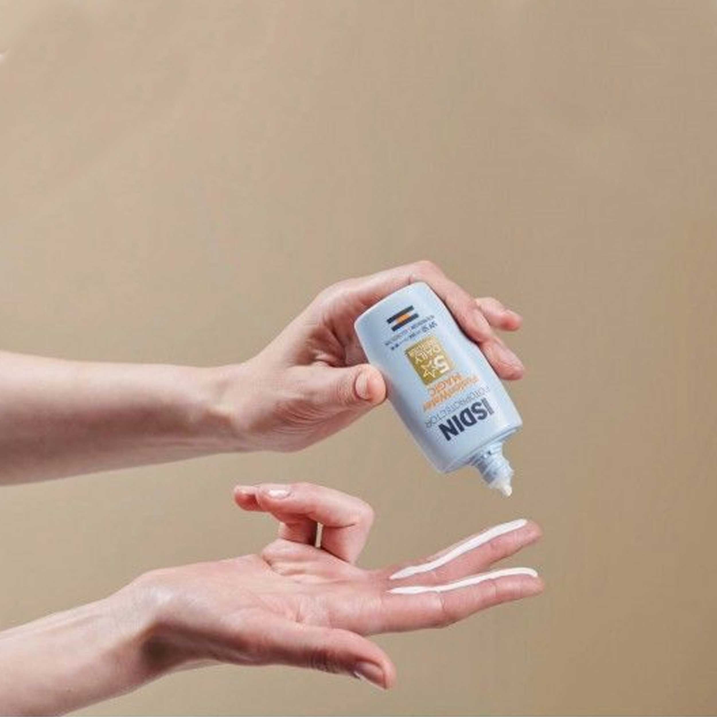 فلوئید ضدآفتاب بدون رنگ ایزدین SPF50 مدل Fusion Water Magic ‌مناسب انواع پوست، حجم 50 میلی‌لیتر